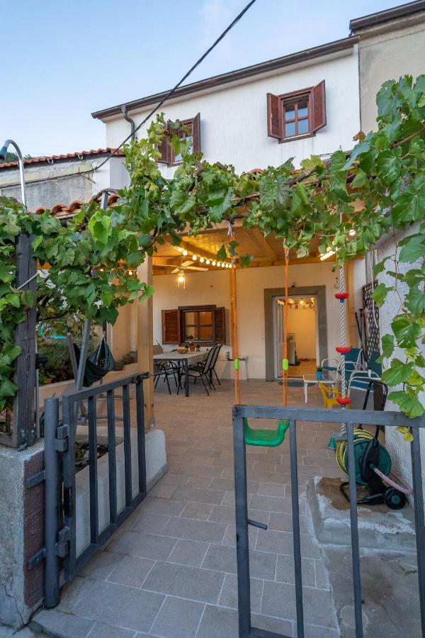 Holiday House Nova Стара Башка Екстер'єр фото